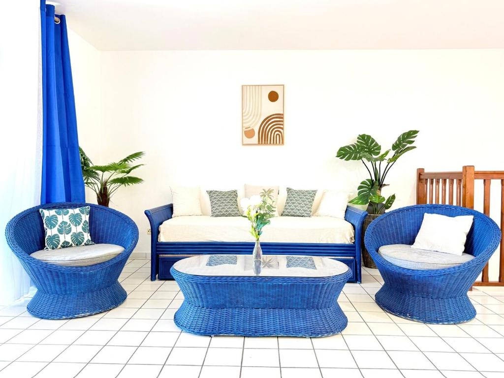 Posezení v ubytování Bright duplex located in Anse Mitan