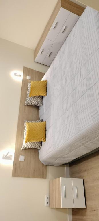 une chambre avec un grand lit et des oreillers jaunes dans l'établissement Beautiful View - Arco da Calheta - Ilha da Madeira, à Arco da Calheta