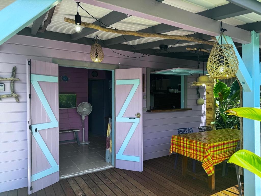 Φωτογραφία από το άλμπουμ του Bungalow totalement rénové, piscine à partager σε Sainte-Anne