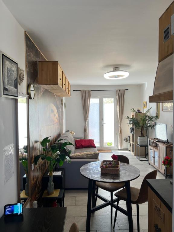 ein Wohnzimmer mit Sofa und Tisch in der Unterkunft Le CLOS du LÉZARD - L'escapade in Port-la-Nouvelle