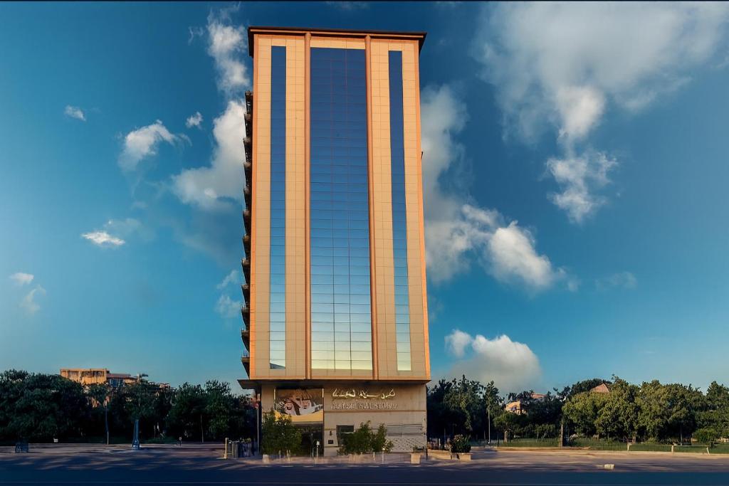 a tall building with a large tower at فندق سيوف الشهداء in Mecca