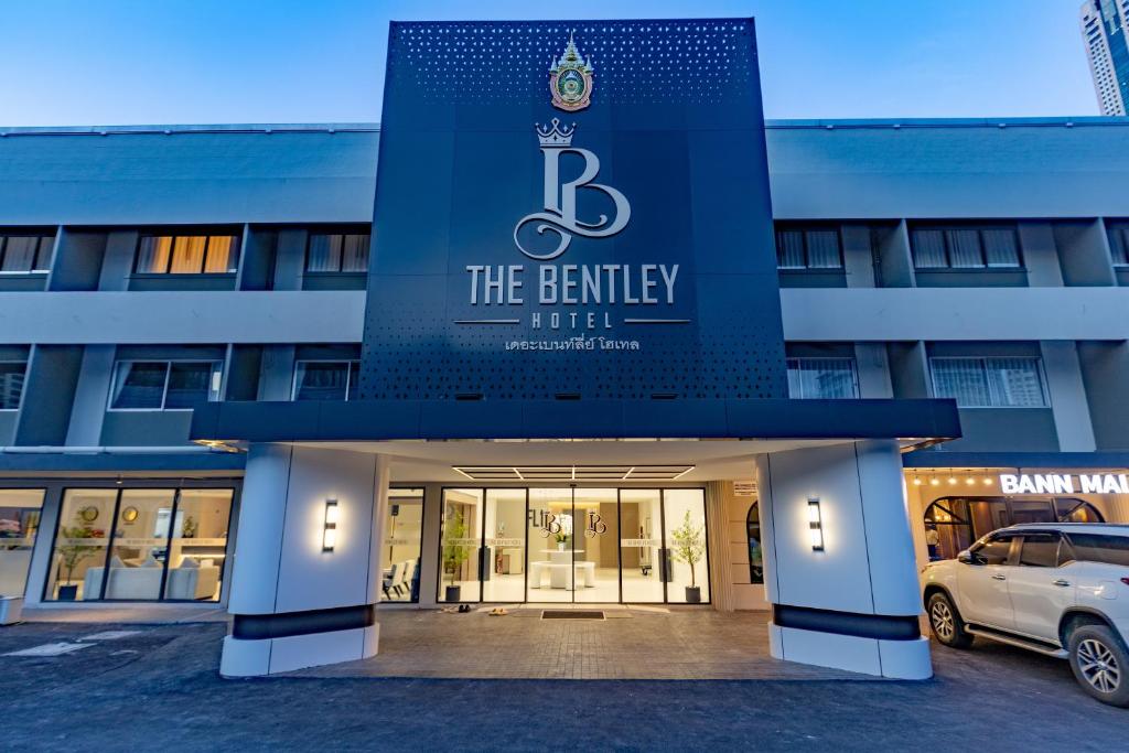 Un edificio con un letrero del hotel Berkeley en The Bentley Hotel, en Bangkok