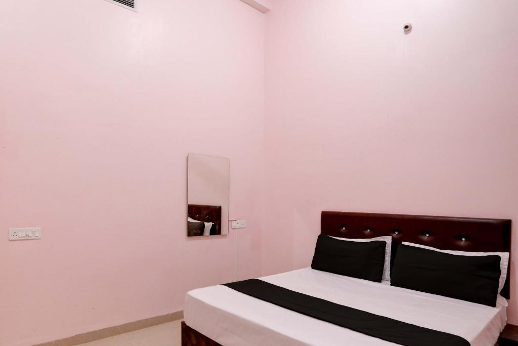 Ένα ή περισσότερα κρεβάτια σε δωμάτιο στο Hotel O Blue Moon