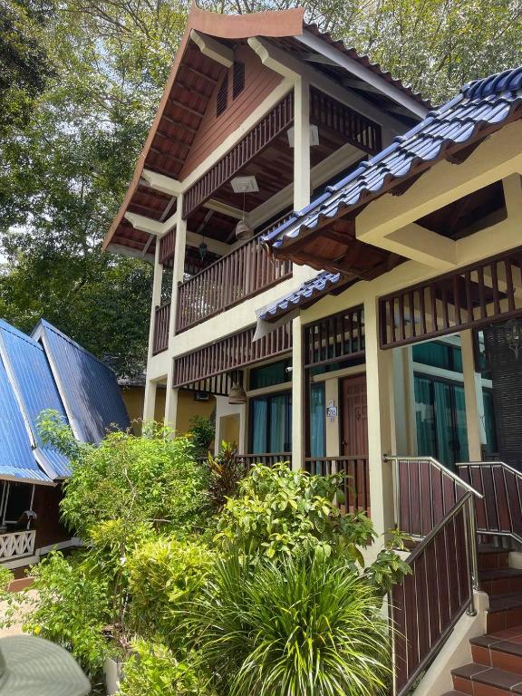 ein Haus mit Balkonen und Pflanzen davor in der Unterkunft Perhentian Island CorallView Resort - BlueStar in Kampong Pasir Hantu