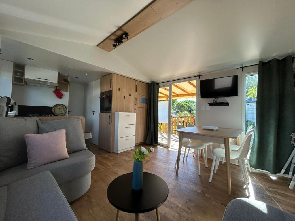 Η κουζίνα ή μικρή κουζίνα στο Mobil-Home 419 Camping Lac des rêves proche de la mer