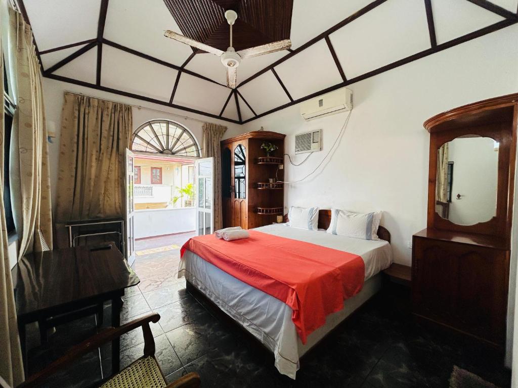 Un dormitorio con una cama, una cómoda y un espejo. en Sarojeni Apartments and Rooms, en Negombo