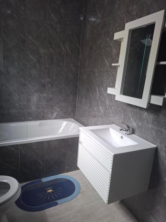 ein Badezimmer mit Waschbecken, Badewanne und Toilette in der Unterkunft Cosy Cottage Apartments ,Area L in Francistown