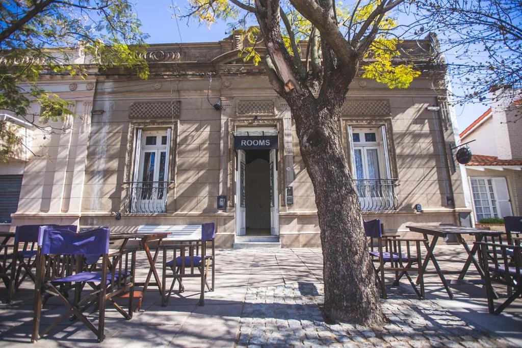 a group of tables and chairs in front of a building at Hotel Lincoln Rooms in Lincoln