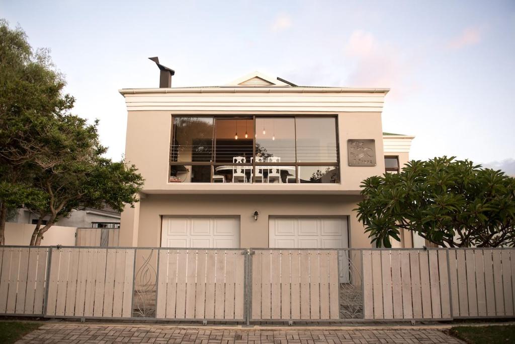 ヘルマナスにあるCalTye On Seaの白い家