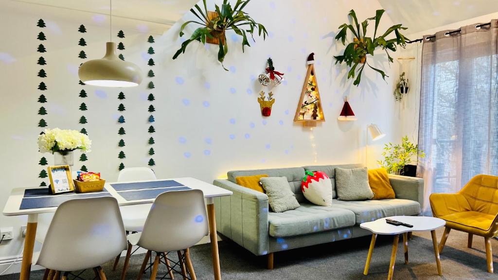 una sala de estar con un sofá y una mesa en Westgate Garden riverside, en Canterbury