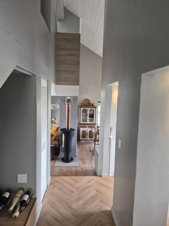 Blick in ein Wohnzimmer mit Kamin in einem Haus in der Unterkunft The Compass in Marina da Gama