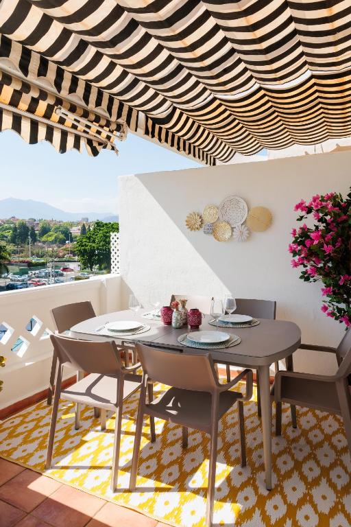 MARBELLA BANUS SUITES - Banús - Playa Rocío Beachfront Residence - Premium 3BR - 2BA - Direct Beach Access - Large Pool & Solarium - Just 3 Min Walk to Puerto Banús - 5 Min Walk to El Corte Ing Luxury Shopping - Ideal for Families