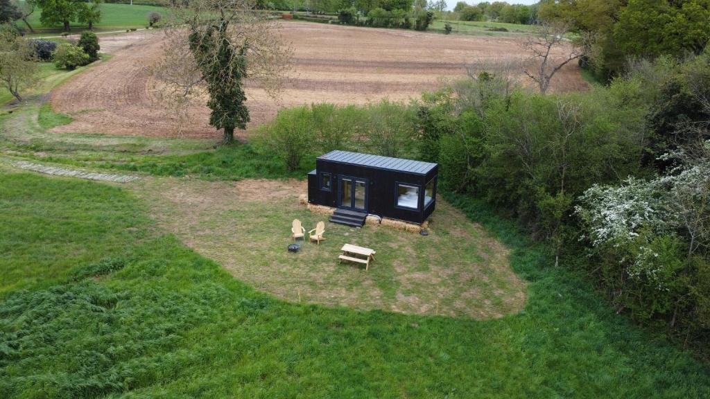 une vue aérienne d'une petite maison dans un champ dans l'établissement Parcel Tiny House Brosse 1, pleine nature proche de Sancerre, à La Celle-sous-Gouzon