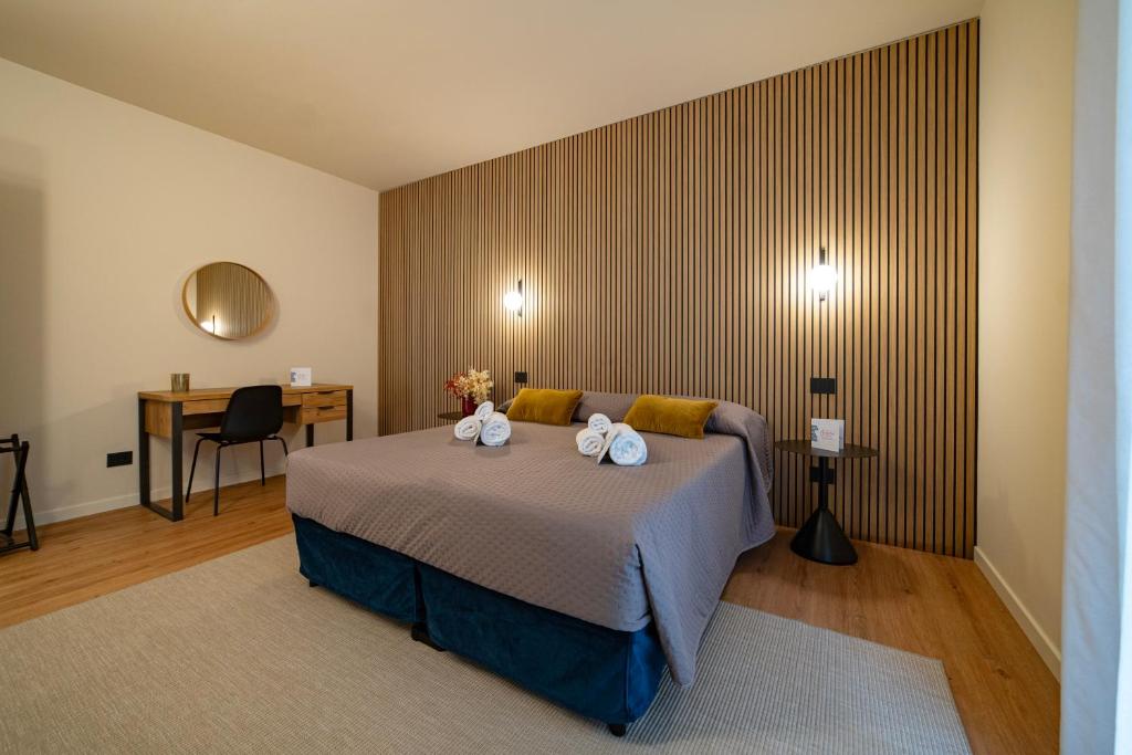 a hotel room with a bed and a desk at Urban Lodge- Appartamenti in Franciacorta in Erbusco