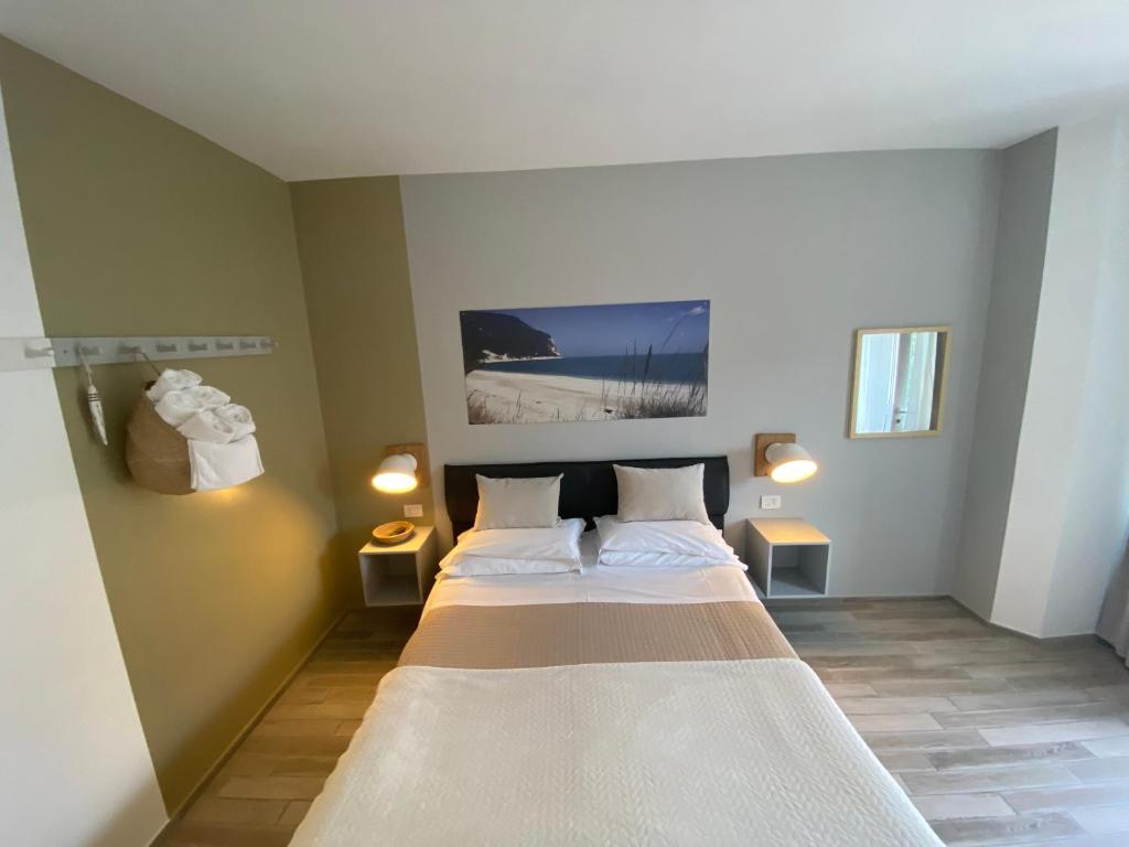 Postel nebo postele na pokoji v ubytování B&B125metrisulmare rooms san Michele