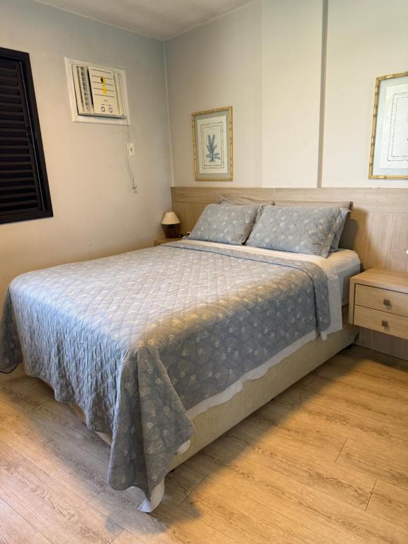 une chambre avec un lit avec une couette bleue dans l'établissement Cobertura frente ao mar, à Florianópolis