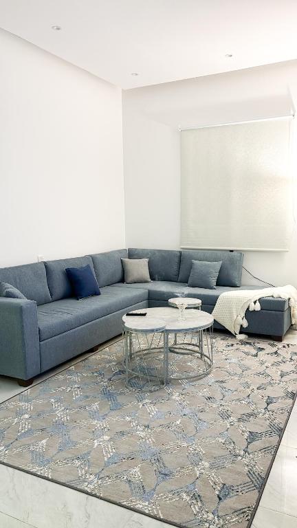 Et opholdsområde på شقة بغرفة نوم وصالة واسعة