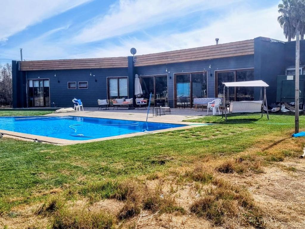 une maison avec une piscine dans la cour dans l'établissement Casa Limache,5 dormitorios, 6 baños, piscina cancha, 