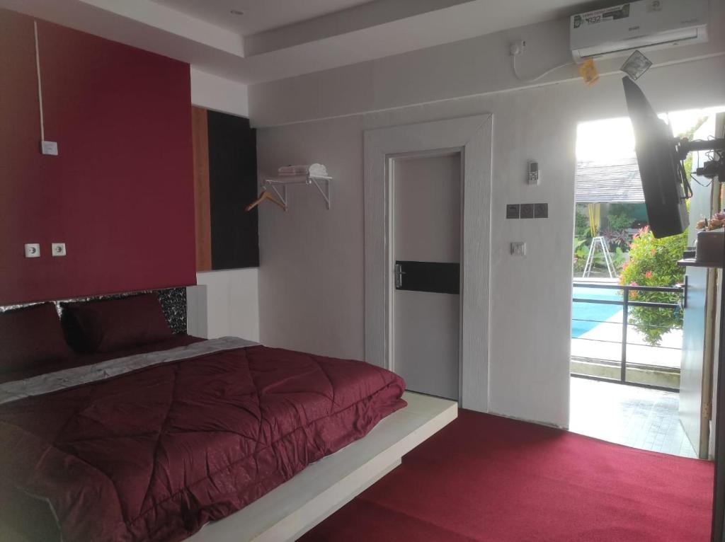 a bedroom with a bed and a view of a pool at Embun Pagi Alami in Telukladang