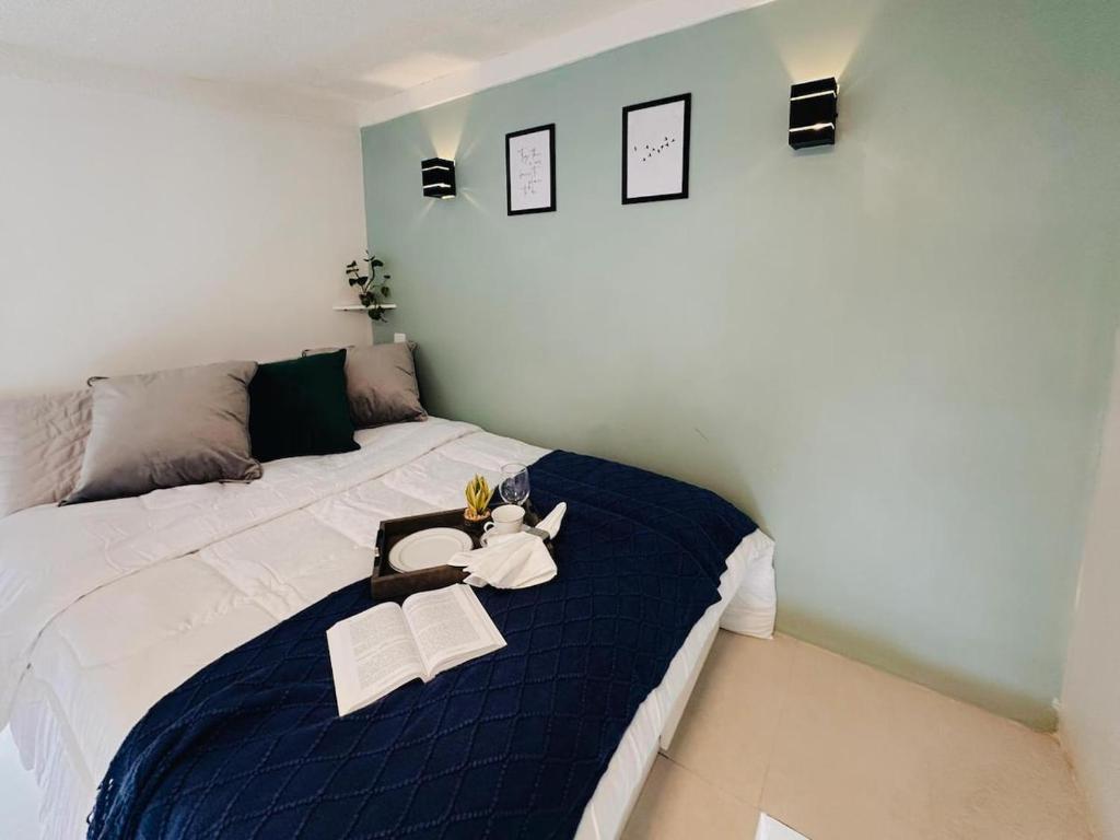 a bedroom with a bed with two towels on it at Loft sim 01 · Loft Aconchegante & bem localizado I in Santo Antônio dos Prazeres