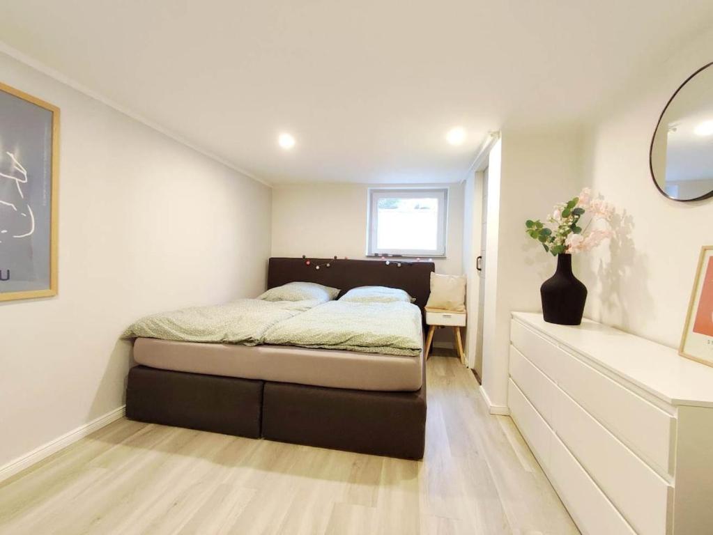 Una cama o camas en una habitación de Flair-Apartments 'SALZ & FLAIR' nähe Altstadt, 450 m Bahnhof, für Urlaub oder Geschäftsreise, separater Eingang, 24 Std Check-in,WLAN, 55 Zoll-Fernseher, Streaming, Küche, Regendusche, 1 Doppelbett, 1 Schlafsofa