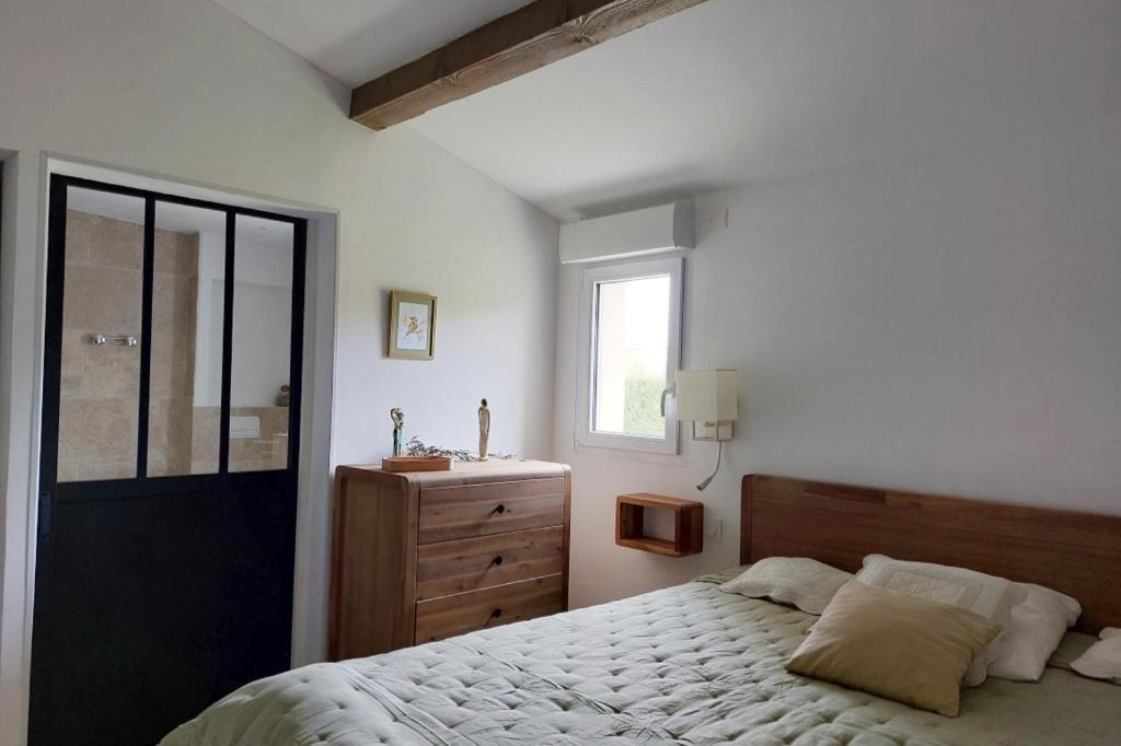 1 dormitorio con cama, lavabo y ventana en La Clemensane, en Lacoste