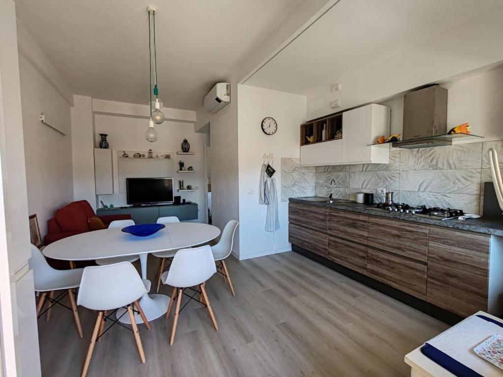 a kitchen and dining room with a table and chairs at La Casa Vacanze di Grace in Follonica