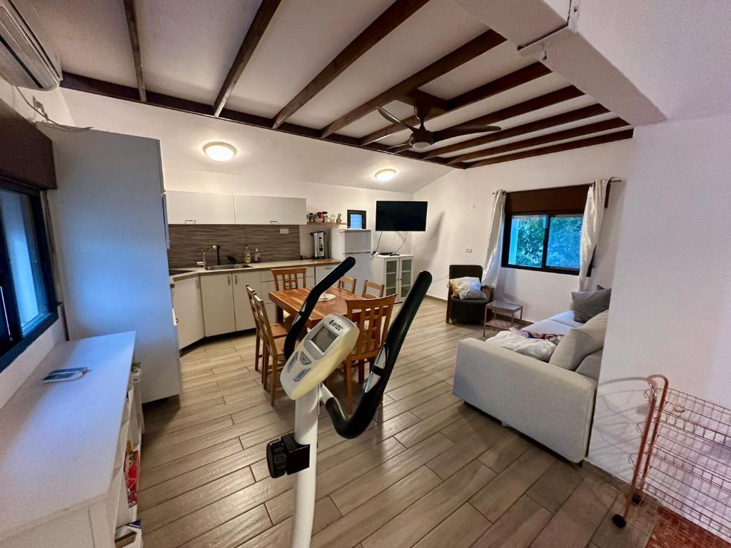 a kitchen and a living room with a table at צימר טיילת הכלנית in Ma'alot Tarshiha