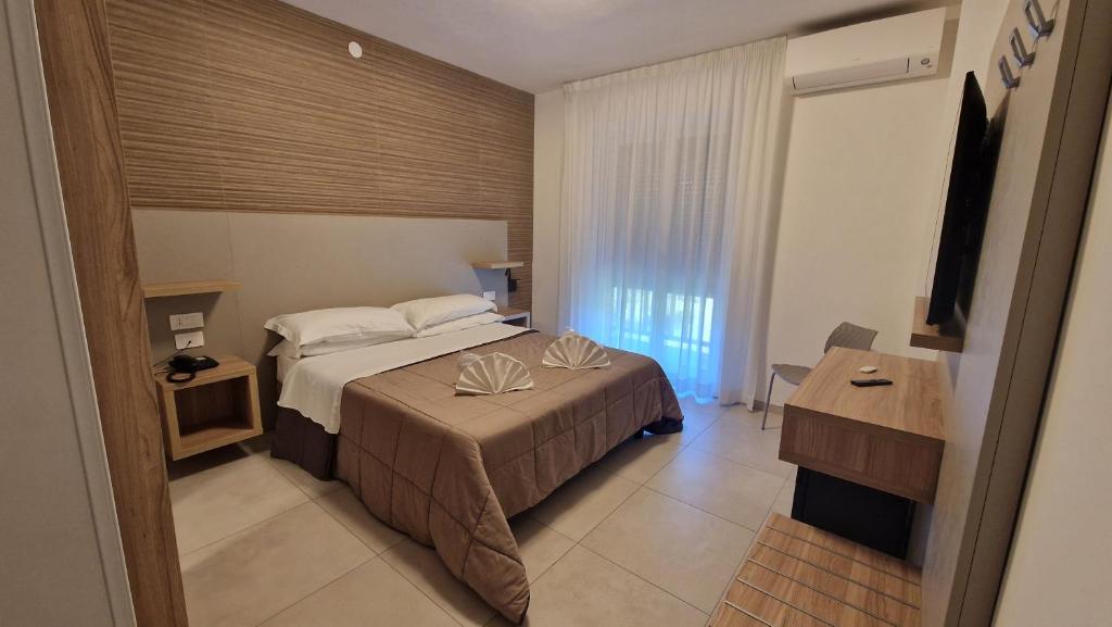 een hotelkamer met een bed en een tafel bij Hotel Tre Monti in Popoli