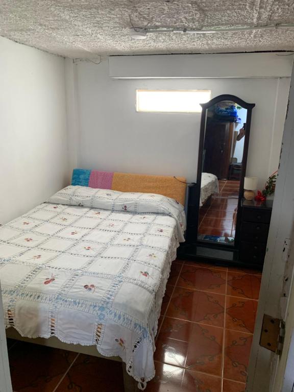 萨兰托Un Café en el camino Guest House的一间带床和镜子的小卧室