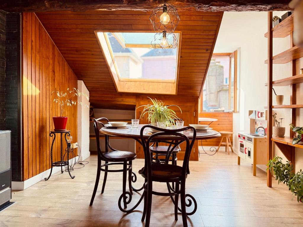 尚贝里Le Cocon du Centre - Home Cinéma & Calme的餐厅里有一张桌子和几把椅子