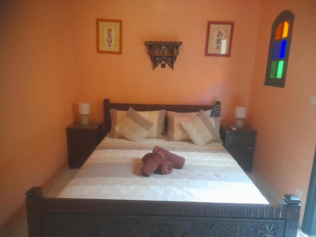 Un dormitorio con una cama con dos toallas encima. en riad zellige 95, en Marrakech