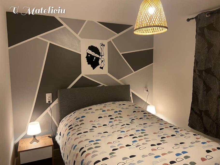 Ένα ή περισσότερα κρεβάτια σε δωμάτιο στο logement piscine Porto Vecchio U Mateliciu