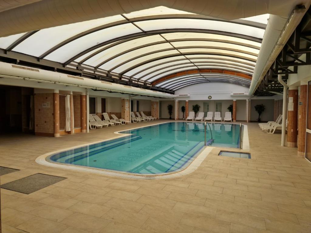 Bazén v ubytování Fiore Wellness Apartman nebo v jeho okolí