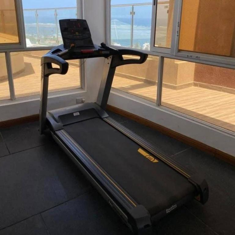 Ein Laufband vor einem Fenster mit einem Laptop darauf in der Unterkunft Home Sweet Home in Kisii