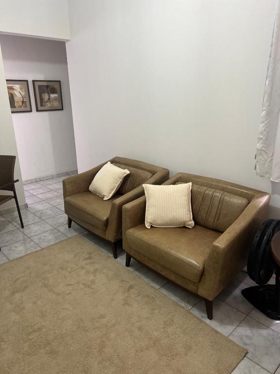a living room with a couch and two chairs at Apartamento perto do centro da Cidade in Campo Grande
