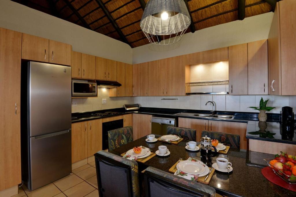 Kuchyň nebo kuchyňský kout v ubytování Ngwenya Lodge