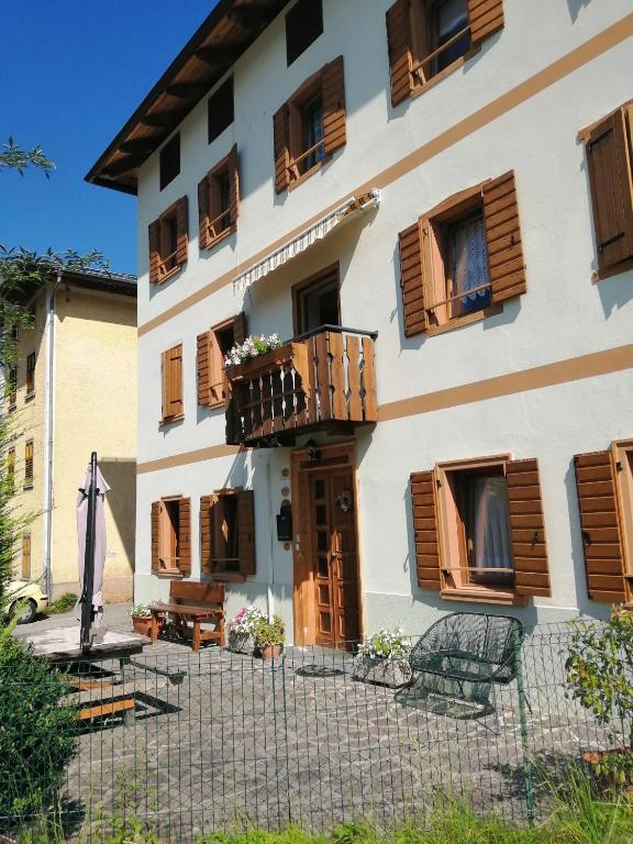 a building with wooden windows and a balcony at Casa Borgovillanuova in Laggio