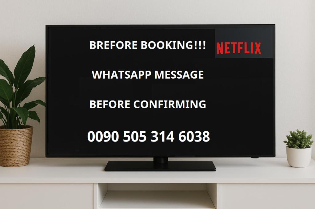 TV a/nebo společenská místnost v ubytování Ayvalik Seafront Villa Mansion Summer House in Ayvalik