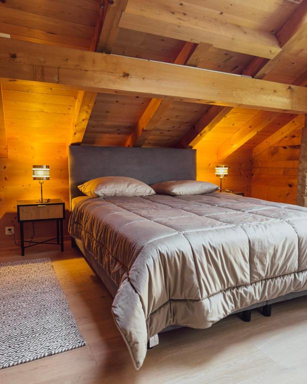 レンクにあるGrosszügige Wohnung Leiterliの木製天井のベッドルーム1室