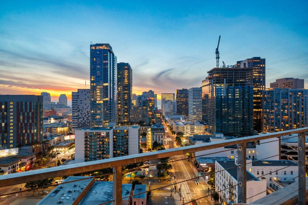 vista notturna sullo skyline della città di The Gallery Loft - Downtown finest a San Diego