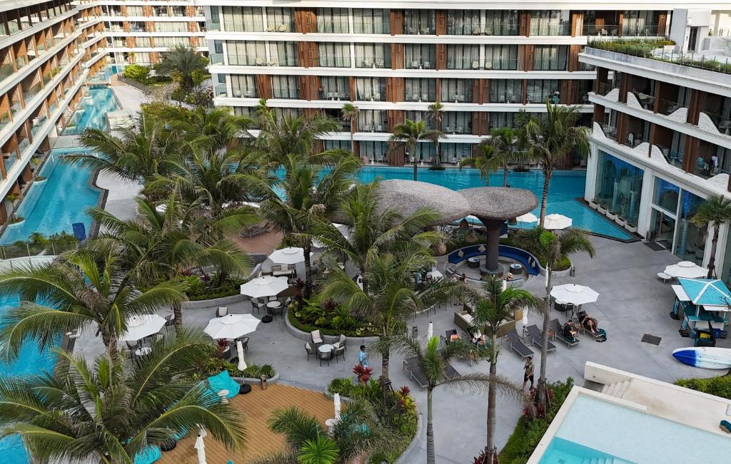 une vue aérienne de la piscine d'un complexe hôtelier dans l'établissement The Sunshine Beach Family Suite with Pool, à Layan Beach
