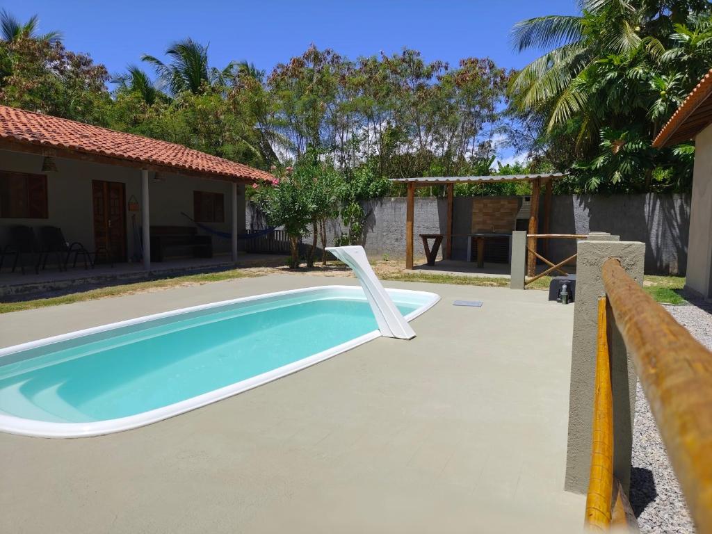 サン・ミゲル・ドス・ミラーグレスにあるVilla Abaréの家の隣にあるスイミングプール(椅子付)