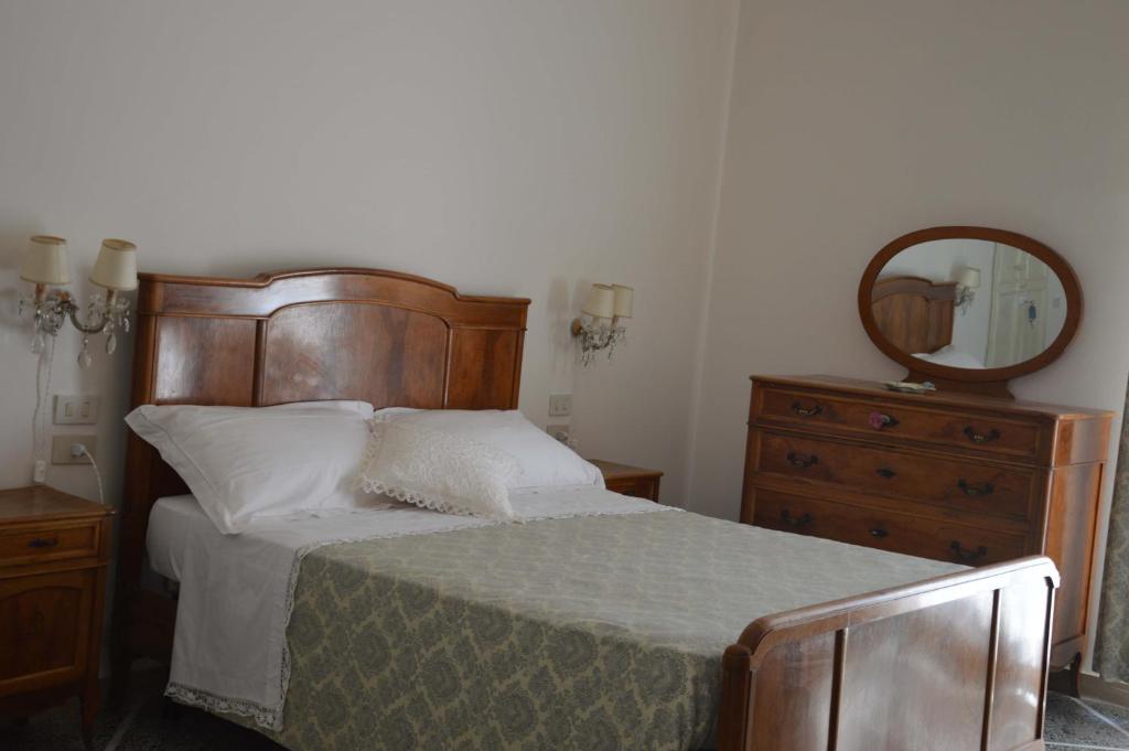 una camera da letto con un letto con specchio e un comò di Casa Ciri Bed & Breakfast a Foligno