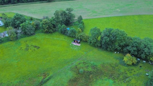 eine Luftaufnahme eines Feldes mit einem Haus darauf in der Unterkunft Parcel Tiny House Péa au coeur de la Loire in Saint-Marcel-dʼUrfé