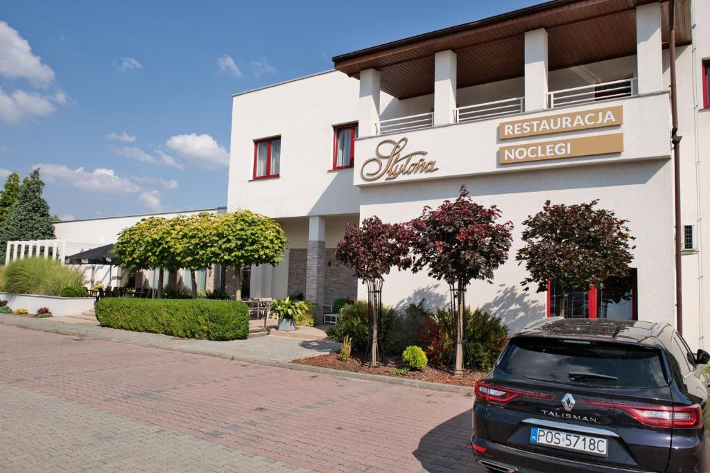 a black car parked in front of a building at Restauracja Stylowa in Ostrów Wielkopolski
