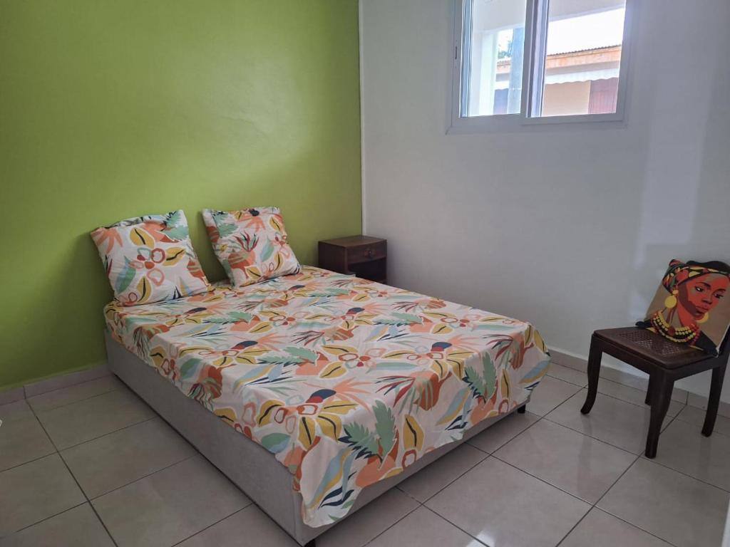 Giường trong phòng chung tại Belle maison créole