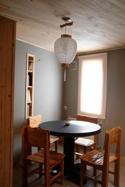 a dining room with a table and chairs and a window at Iar Residencia in El Chalten