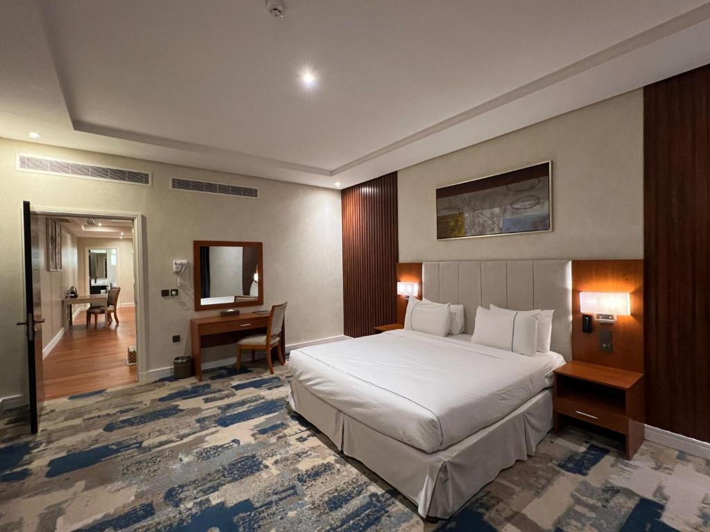 Кровать или кровати в номере Roof Hotel Apartments