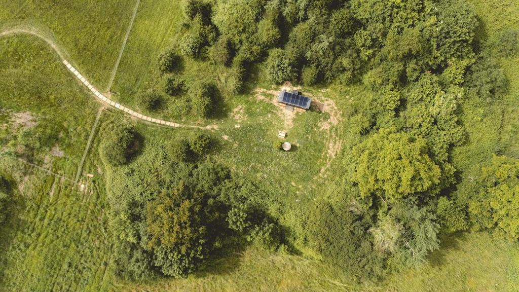 una vista aérea de una casa en medio de un bosque en Parcel Tiny House - Lama Emoi 5 min du Zoo de Beauval, en Saint-Aignan